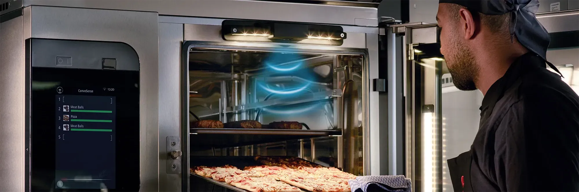 Combi oven with a sensor recognising the trays inside
