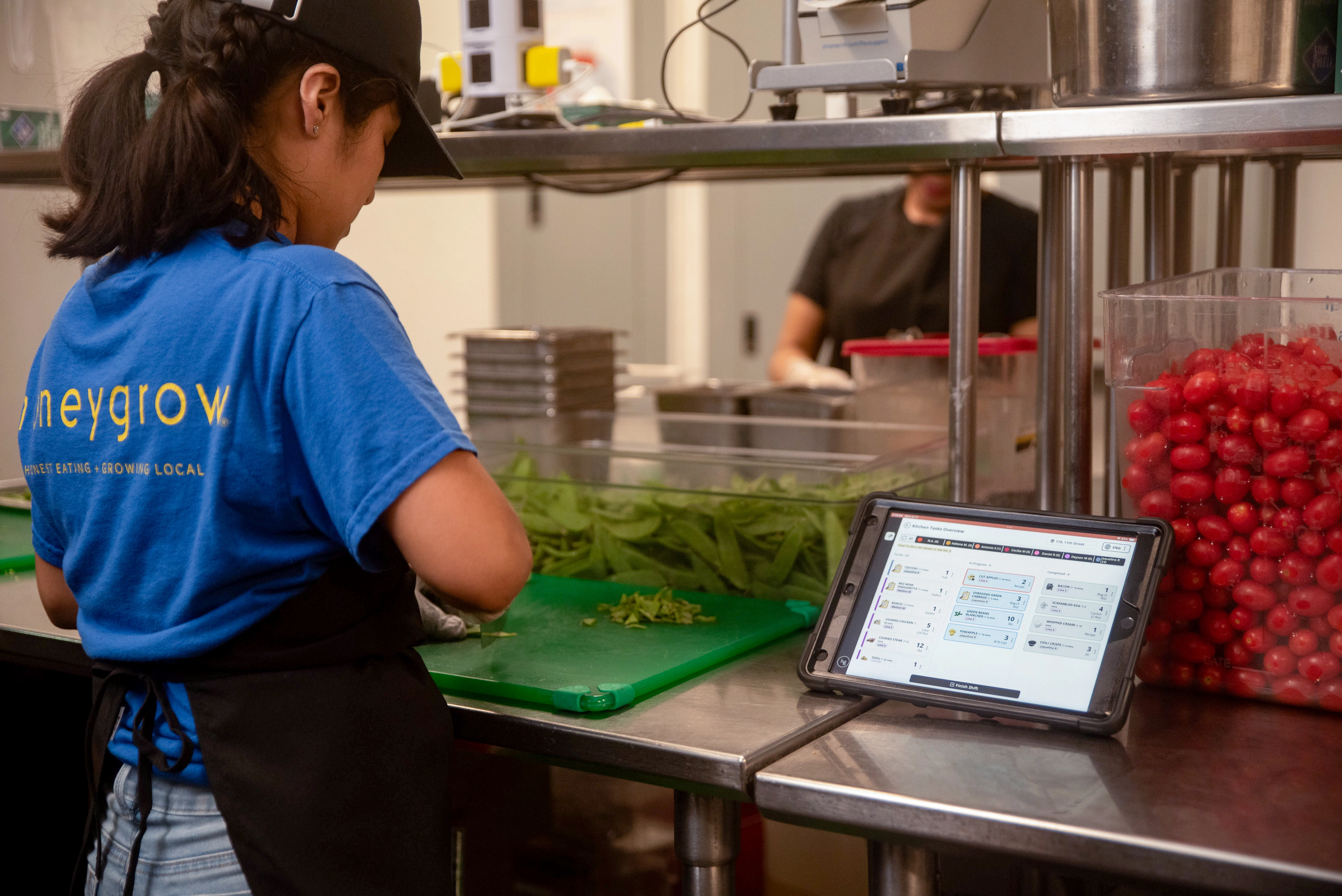 honeygrow - Case Study - PreciTaste | Restaurant AI Software Restaurant staff working